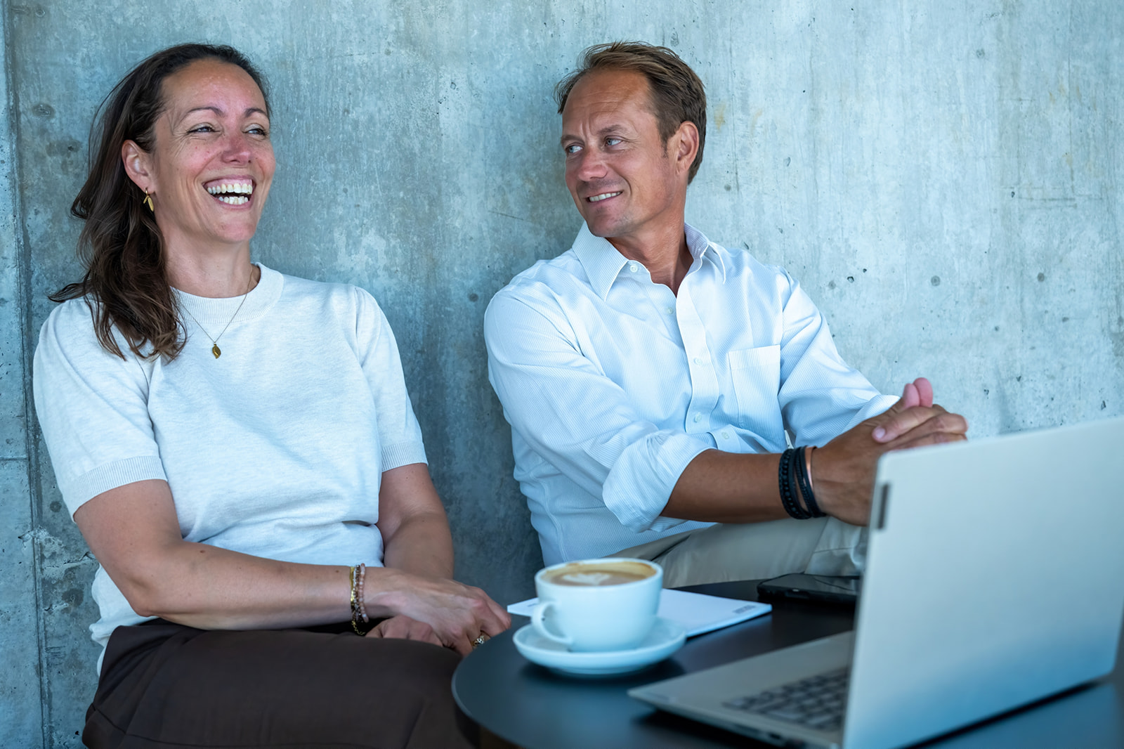 Camilla Heinholt og Mads Vibe-Hastrup i uformel dialog